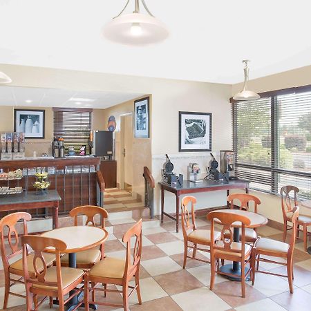 Baymont By Wyndham Greenville Bagian luar foto
