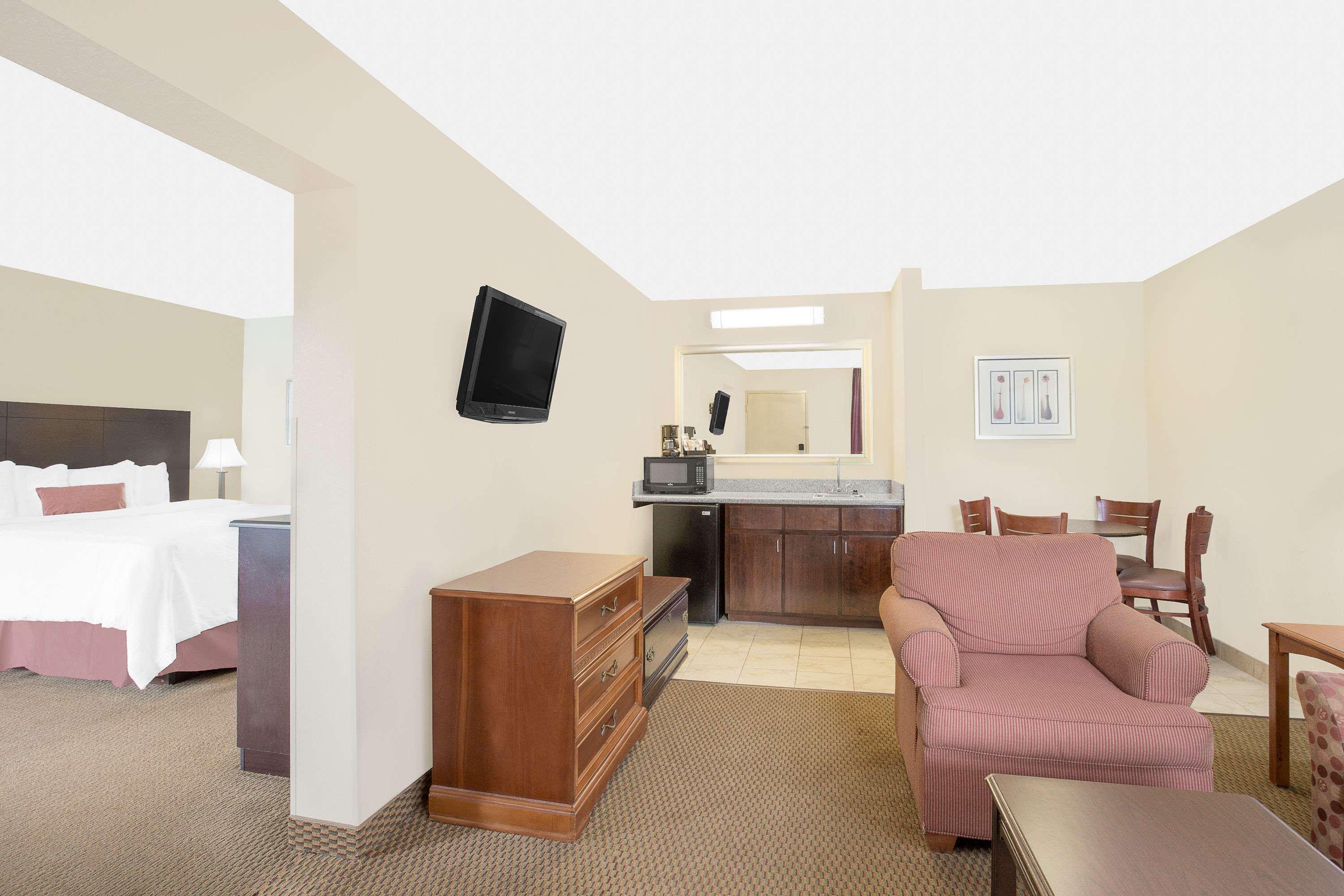 Baymont By Wyndham Greenville Bagian luar foto