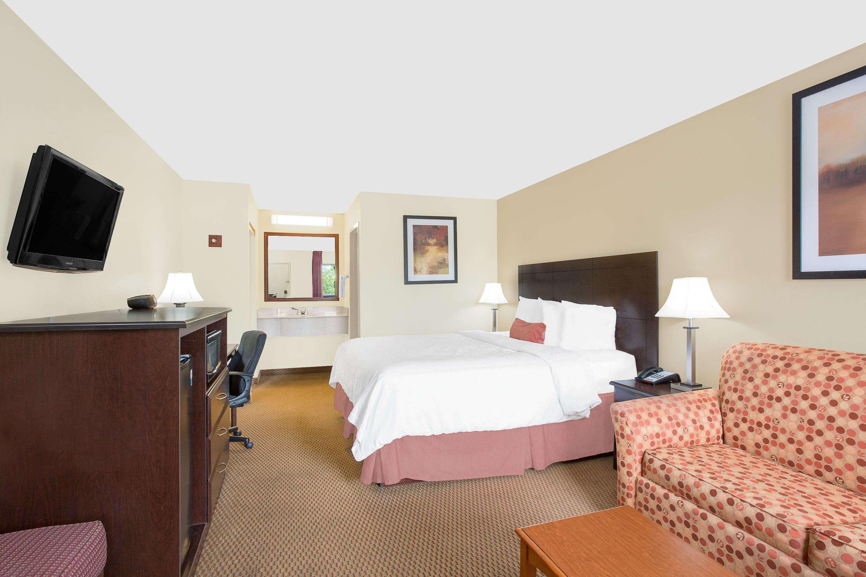 Baymont By Wyndham Greenville Bagian luar foto